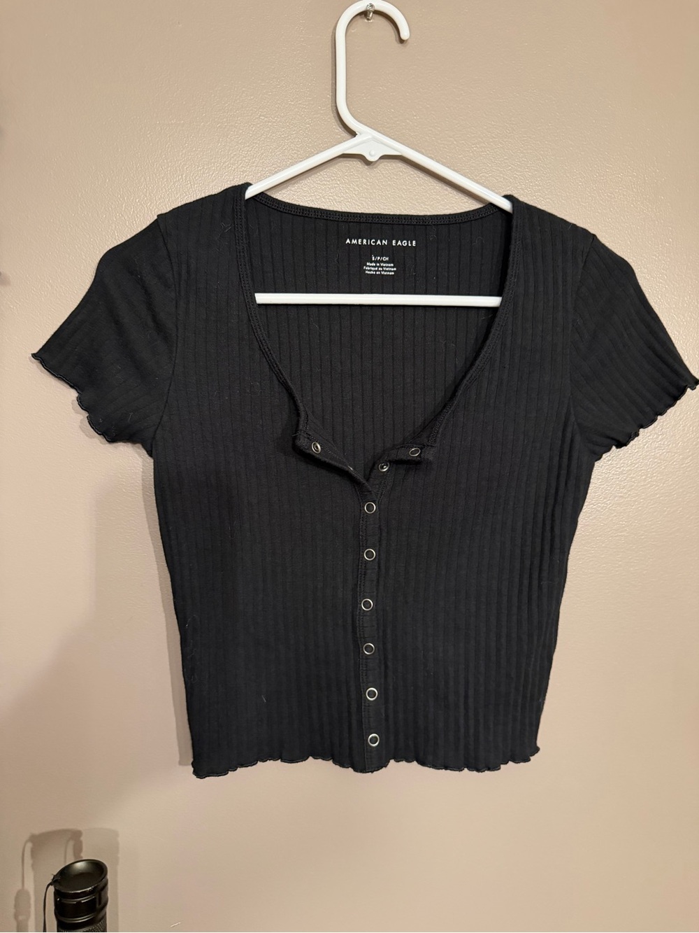 American Eagle Cropped Ribbed Button up top in black